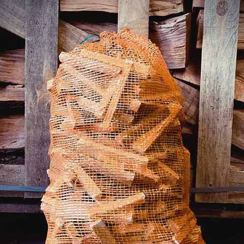 Sac filet rempli de petit bois d’allumage