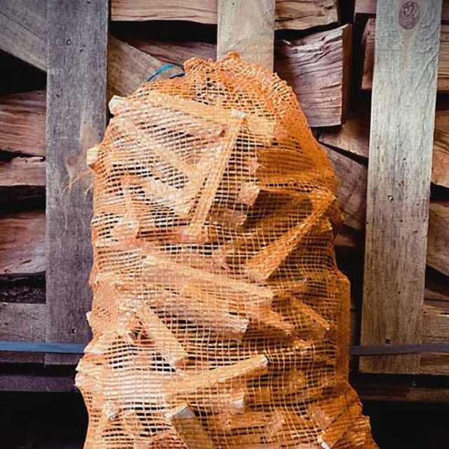 Sac filet rempli de petit bois d’allumage