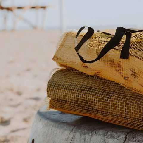 Sacs filet remplis de bûches de bois sec, prêts pour la livraison